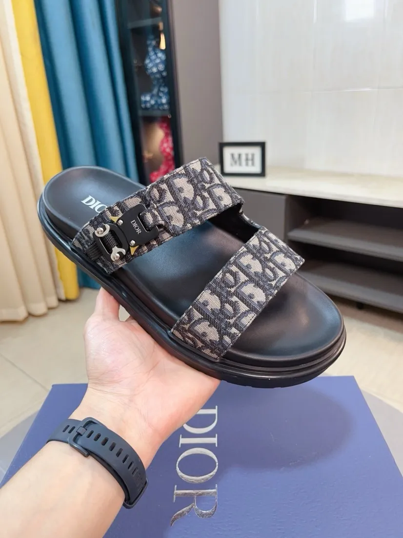 Men's Men's Shoes 💰320🌸🌸Dior Aqua Men's Sandals Slippers. Showcasing Dior haute couture design. The Dior gray suede strap is accented with an aluminum Dior buckle for added style. Paired with a comfortable tonal notch sole, they pair easily with shorts or jeans for a sophisticated look. Main body: suede cow leather, technical fabric lining: cow leather, with adjustable straps, aluminum Dior buckle, Dior gray EVA insole, tonal notch rubber outsole splicing structure👌👌size: 38-44 (45.46 customized)